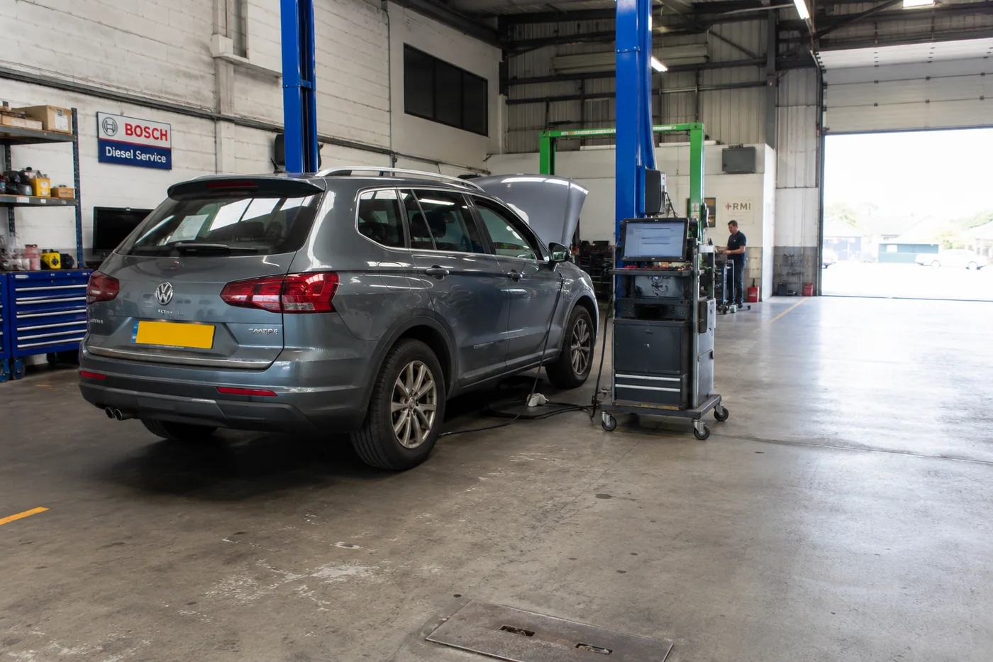 Diesel vehicle undergoing a controlled static DPF regeneration in the workshop